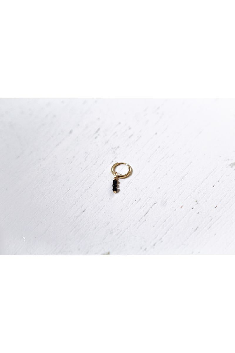 onyx hoop earring- gold ---